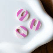 Colgante hueco redondo de acetato de 21 mm - Blanco a rayas - Magenta x1