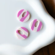 Colgante hueco redondo de acetato de 21 mm - Blanco a rayas - Magenta x1