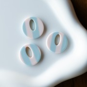 Colgante de acetato redondo de 21 mm - Blanco - Rayas azul claro x1