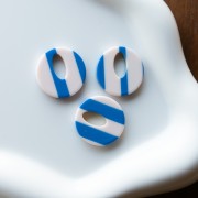 Colgante hueco redondo de acetato de 21 mm - Blanco - Rayas azul oscuro x1