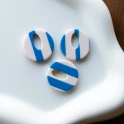 Colgante hueco redondo de acetato de 21 mm - Blanco - Rayas azul oscuro x1