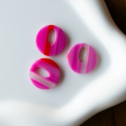 Colgante hueco redondo de acetato de 21 mm - Rayas fucsia - Rojo - Blanco x1