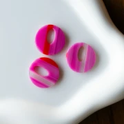 Colgante hueco redondo de acetato de 21 mm - Rayas fucsia - Rojo - Blanco x1
