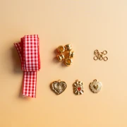 Mi bisutería - Kit de collar con cinta de algodón y dijes de corazón