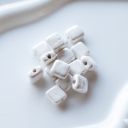 Cuenta cuadrada de cerámica de 10 mm - Blanca x1