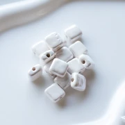 Cuenta cuadrada de cerámica de 10 mm - Blanca x1