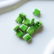 Cuenta cuadrada de cerámica de 10 mm - Verde claro x1