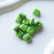 Cuenta cuadrada de cerámica de 10 mm - Verde claro x1