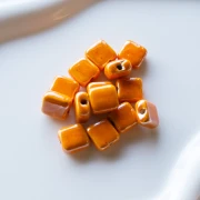 Cuenta cuadrada de cerámica de 10 mm - Naranja x1