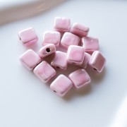 Cuenta cuadrada de cerámica de 10 mm - Rosa bebé x1