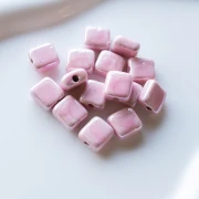 Cuenta cuadrada de cerámica de 10 mm - Rosa bebé x1