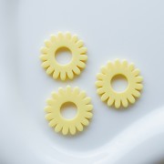 Colgante de flor de margarita de 20 mm de acetato - Vainilla x1