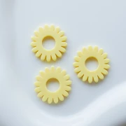 Colgante de flor de margarita de 20 mm de acetato - Vainilla x1