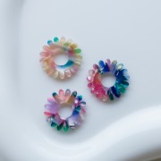 Colgante de flor de margarita de 20 mm de acetato - Carey - Azul - Rosa - Verde nacarado x1