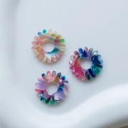 Colgante de flor de margarita de 20 mm de acetato - Carey - Azul - Rosa - Verde nacarado x1