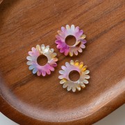 Colgante de flor de margarita de 20 mm de acetato - Efecto marmolado en rosa, ocre, marfil y azul grisáceo