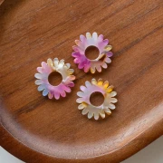 Colgante de flor de margarita de 20 mm de acetato - Efecto marmolado en rosa, ocre, marfil y azul grisáceo