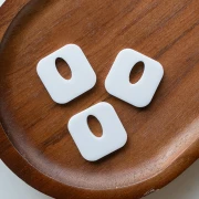 Colgante cuadrado con hueco de 21 mm de acetato - Blanco x1