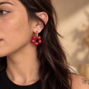 Colgante de flor de 28 mm con pétalos en forma de bolitas de resina - Efecto marmolado rojo x1