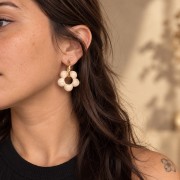 Colgante de flor de 28 mm con pétalos en forma de bolas de resina - Efecto marmolado beige x1