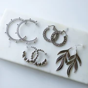 Regalo - Pendientes de acero inoxidable - Forma y tamaño aleatorios x2