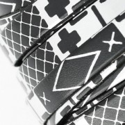 Cordón plano cuero motivos geométricos 10 mm Negro/Plateado x50cm