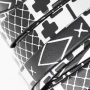 Cordón plano cuero motivos geométricos 10 mm Negro/Plateado x50cm