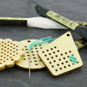 Colgante fleur de madera bruto a personalizar 45 mm para punto de cruz