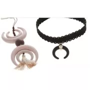 Colgante sintético forma media luna o cuerno 34 mm Light Blue