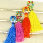 Pompon grande textil con enganche rayado 9 cm Azul