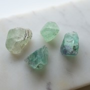 Cuenta en bruto irregular de 25-35 mm de piedra preciosa - Fluorita verde x1