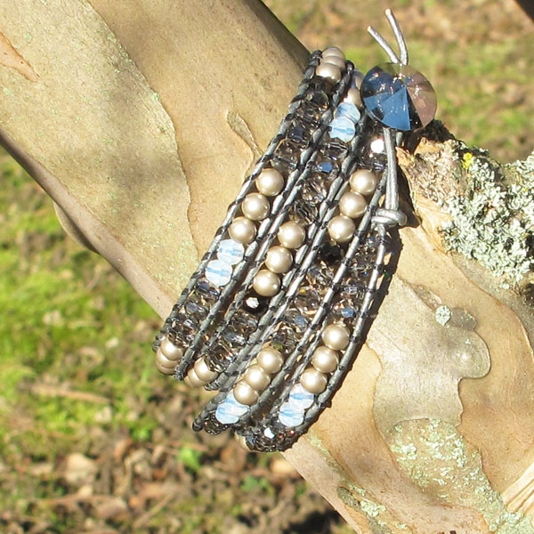 Pulsera redonda y nacarada de cuero con cordón de cristal puro Pulsera redonda y nacarada de cuero con cordón de cristal puro