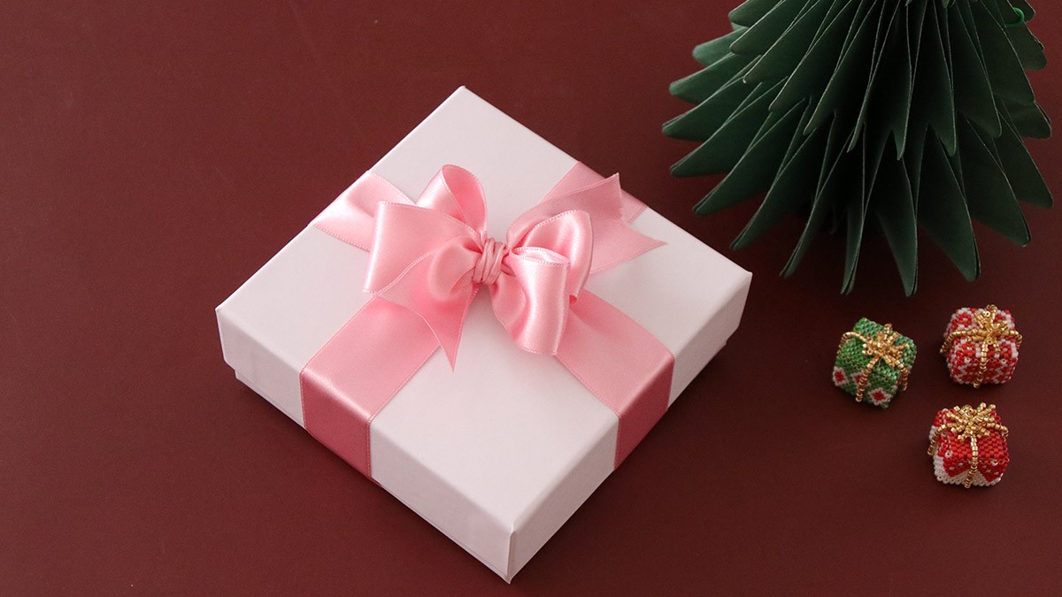 Como hacer un nudo doble con cintas de seda? Como hacer un nudo doble con cintas de seda?