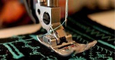 Comment mettre le fil d'une machine à coudre ?