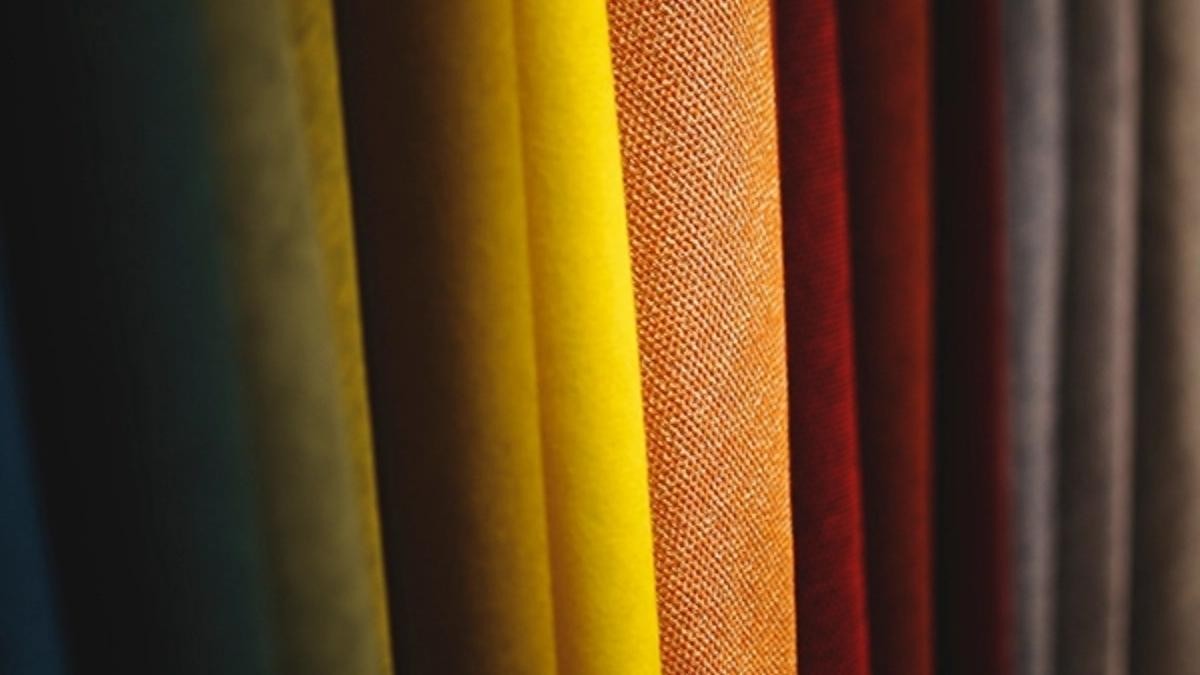 ¿Cómo cortar una tela en la dirección del hilo correcto?