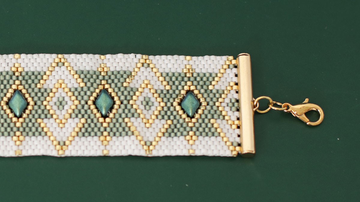 ¿Cómo terminar una pulsera de tejido Peyote?