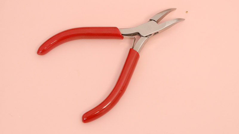 écraser une perle à écraser avec une pince plate