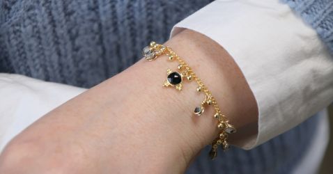 Bracelet cha&icirc;ne dor&eacute;e avec breloques Jaspe