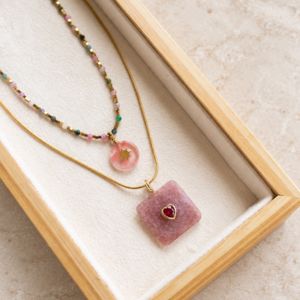 collier avec pendentif en quartz rose
