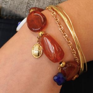 bracelet &eacute;lastique charms et perles en r&eacute;sine