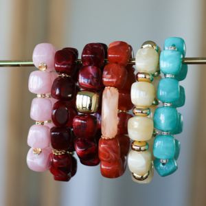Bracelet &eacute;lastique perles irr&eacute;guli&egrave;res en r&eacute;sine