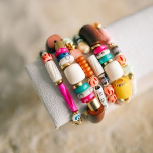 stacking de bracelets &eacute;lastiques boh&egrave;me