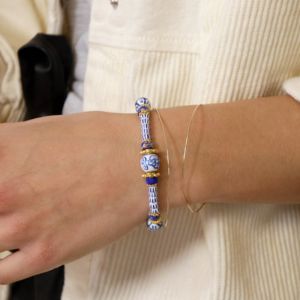 Bracelet élastique avec perles en céramique bleues peintes à la main