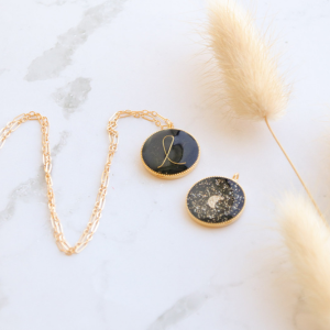 M&eacute;daillon en r&eacute;sine &eacute;poxy avec lettre en fil m&eacute;tallique