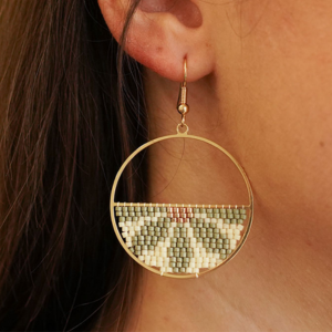 Boucles tiss&eacute;es avec Miyuki Cloud Dancer