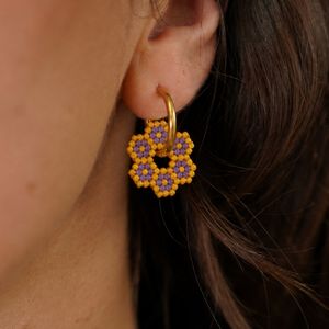 boucles d'oreilles fleur tiss&eacute;e jaune et lilas