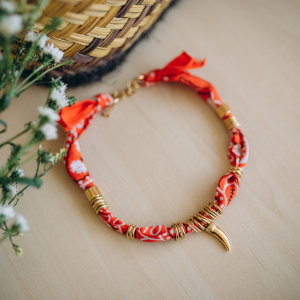 Collier bandana orange et perles travaillées
