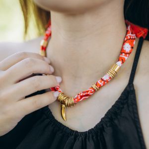 Collier bandana orange pendentif et perles