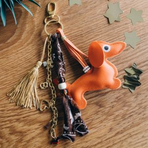 Bijou de sac avec breloques, pendentif teckel, pompons et bandana