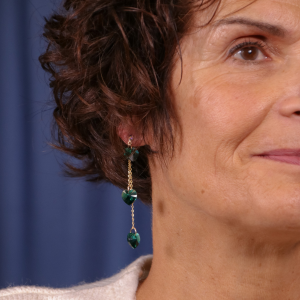 Boucles d'oreilles pendantes chaines dor&eacute;es et coeurs PureCrystal